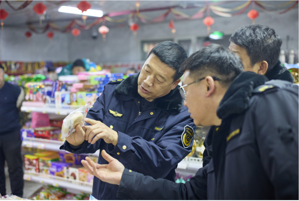 黑龙江省拜泉县市场监管局深入农村开展食品安全专项检查(图1)