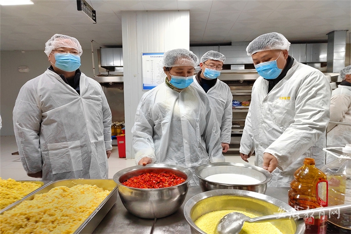 绷紧“安全弦” 牢守“年末关” 开展节前食品安全检查 确保节日餐桌(图1)