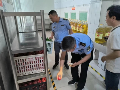 澧县领导督查学校食品安全和收费工作(图1)
