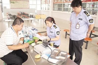 茶陵县开展校园食品安全检查 护航学生用餐安全(图1)
