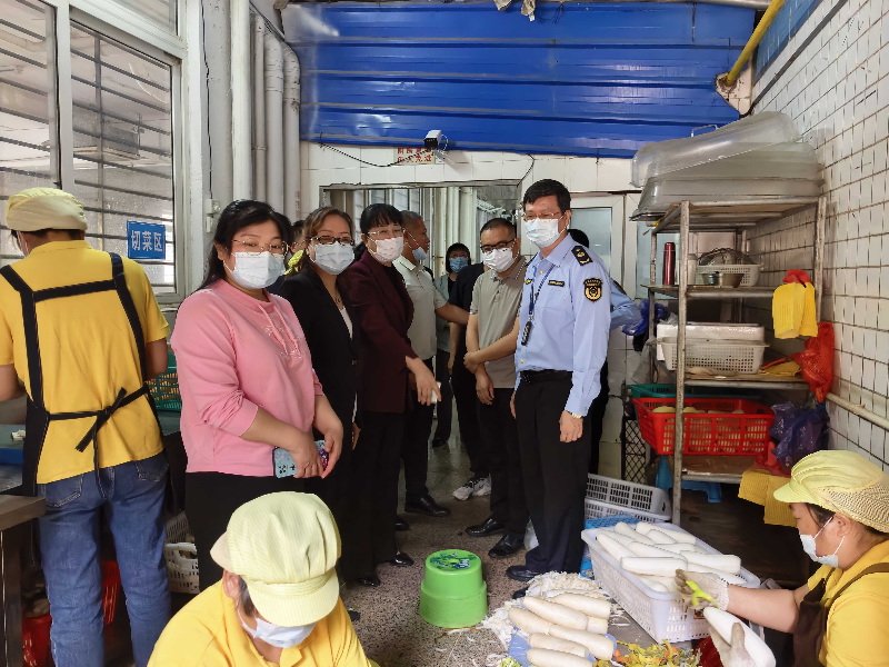 守护食品安全维护校园平安霞山区海滨街道开展校园食品安全督导检查(图2)
