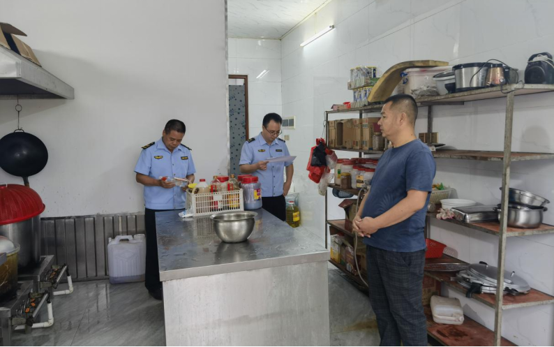 贵港覃塘开展“五一”节前食品安全检查(图2)